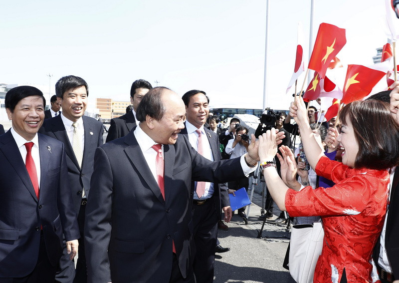 Chào mừng Thủ tướng cùng Phu nhân và Đoàn đại biểu cấp cao Việt Nam tại sân bay còn có Đại sứ Đặc mệnh toàn quyền Việt Nam tại Nhật Bản Nguyễn Quốc Cường cùng sự có mặt của đông đảo cán bộ, nhân viên Đại sứ quán, cộng đồng người Việt Nam đang sinh sống, lao động, học tập tại Nhật Bản. (Ảnh: Thống Nhất/TTXVN)