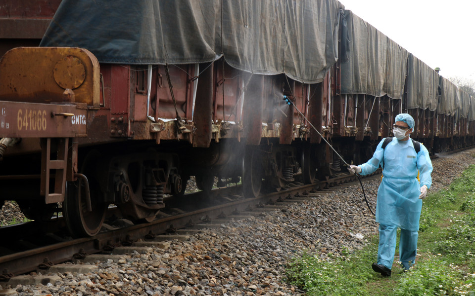 Phun khử trùng khi đoàn tàu về đến Ga đường sắt Lào Cai. (Ảnh: Quốc Khánh/TTXVN)