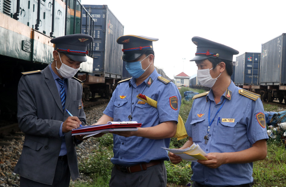 Ký cam kết về an toàn dịch tễ trước khi đoàn tàu khởi hành. (Ảnh: Quốc Khánh/TTXVN)