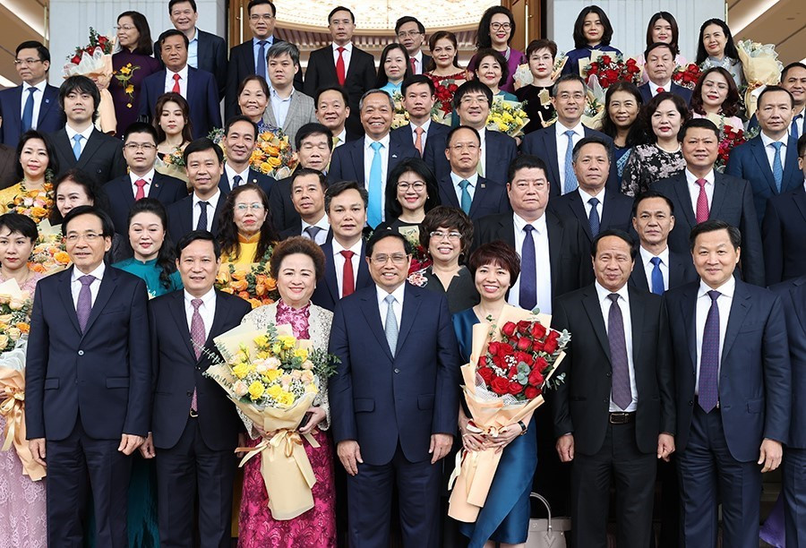 Thủ tướng Phạm Minh Chính với các doanh nghiệp, doanh nhân tiêu biểu. (Ảnh: Dương Giang/TTXVN)