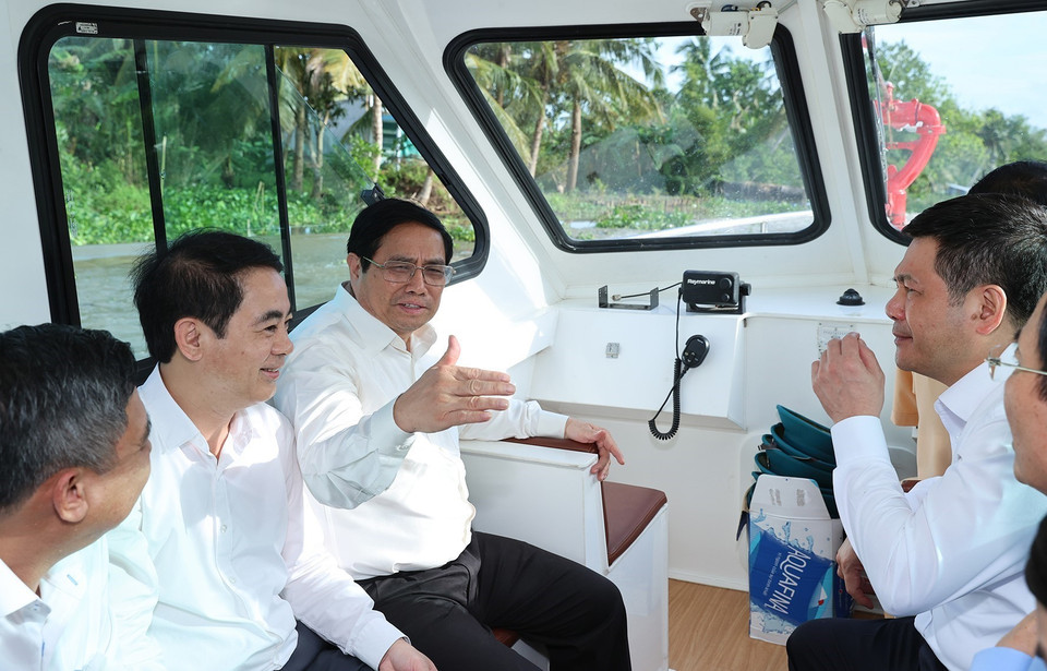 Thủ tướng khảo sát Khu bảo tồn thiên nhiên Lung Ngọc Hoàng. (Ảnh: Dương Giang/TTXVN)