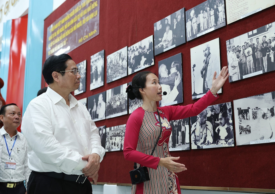 Thủ tướng Phạm Minh Chính thăm nhà trưng bày hình ảnh và hiện vật về Chủ tịch Hồ Chí Minh. (Ảnh: Dương Giang/TTXVN)