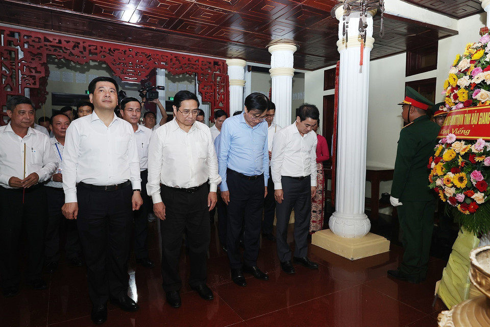 Thủ tướng Phạm Minh Chính dâng hương Chủ tịch Hồ Chí Minh ở xã Lương Tâm, huyện Long Mỹ. (Ảnh: Dương Giang/TTXVN)