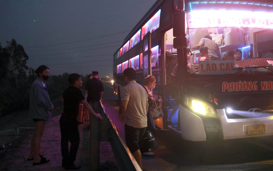 “Bến xe" tự phát hoạt động bất kể ngày đêm trên cao tốc Nội Bài - Lào Cai (Ảnh chụp tại khu vực km26 thuộc địa phận tỉnh Vĩnh Phúc). (Ảnh: Hoàng Hùng/TTXVN)