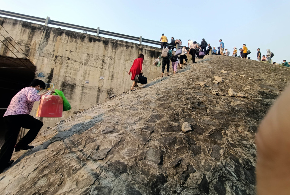 Lối đi lên của một "bến xe" tự phát thuộc địa phận thị trấn Kim Long huyện Tam Dương, Vĩnh Phúc. (Ảnh: Hoàng Hùng/TTXVN)