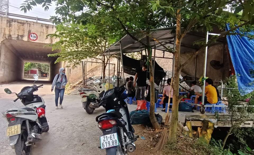 Người dân tự ý mở quán để phục vụ những người lên xuống đón xe trên cao tốc Nội Bài - Lào Cai. Ảnh chụp tại khu vực thị trấn Kim Long, Tam Dương, Vĩnh Phúc. (Ảnh: Hoàng Hùng/TTXVN)