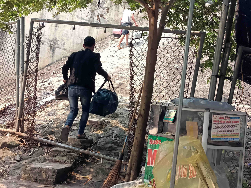 Người dân tự ý tháo hàng rào bảo vệ để tiện ra vào đón xe. Ảnh chụp tại khu vực thị trấn Kim Long, Tam Dương, Vĩnh Phúc.(Ảnh: Hoàng Hùng/TTXVN)