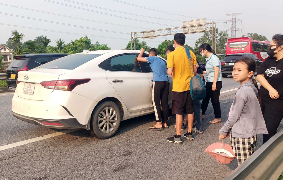 Người dân tràn vào cao tốc Nội Bài-Lào Cai tại km 26 để đón xe dịp nghỉ lễ 30/4 và 1/5 (gần nút giao IC04 thuộc địa bàn tỉnh Vĩnh Phúc). (Ảnh: Hoàng Hùng/TTXVN)