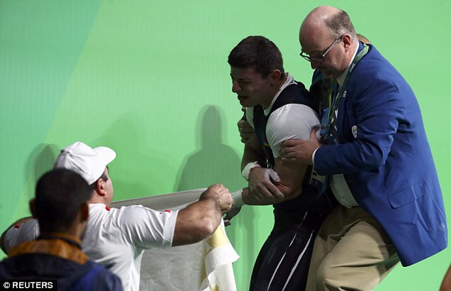 Lực lượng y tế đã tiến hành sơ cứu cho Karapetyan. (Nguồn: Reuters)