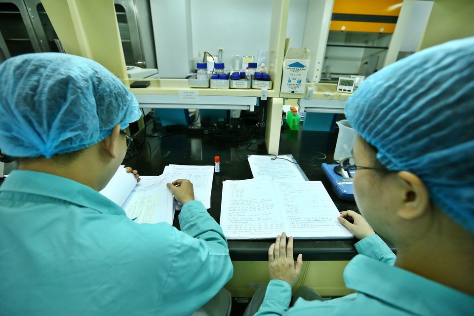 Nhóm chuyên gia của Vabiotech đã cử 2 thành viên sang nước Anh từ tháng 2, phối hợp với Đại học Bristol gấp rút tạo chủng kháng nguyên trong gần hai tháng. Tới khi về Việt Nam, nhóm tiếp tục túc trực tại phòng thí nghiệm trong hơn một tháng để hoàn thành dự tuyển vắcxin. (Ảnh: Minh Quyết/TTXVN)