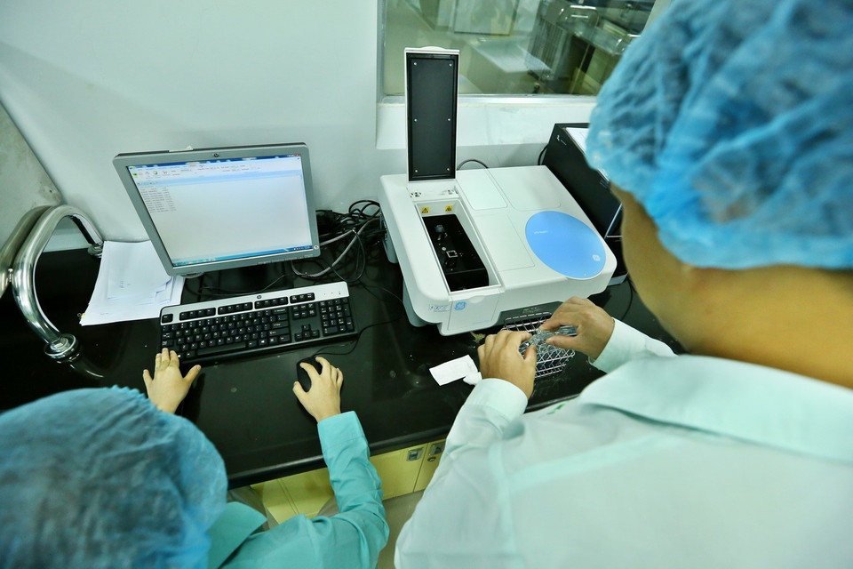 Nghiên cứu định lượng protein trong vắcxin tại phòng thí nghiệm của Công ty TNHH MTV Vắcxin và sinh phẩm số 1 (Vabiotech). (Ảnh: Minh Quyết/TTXVN)