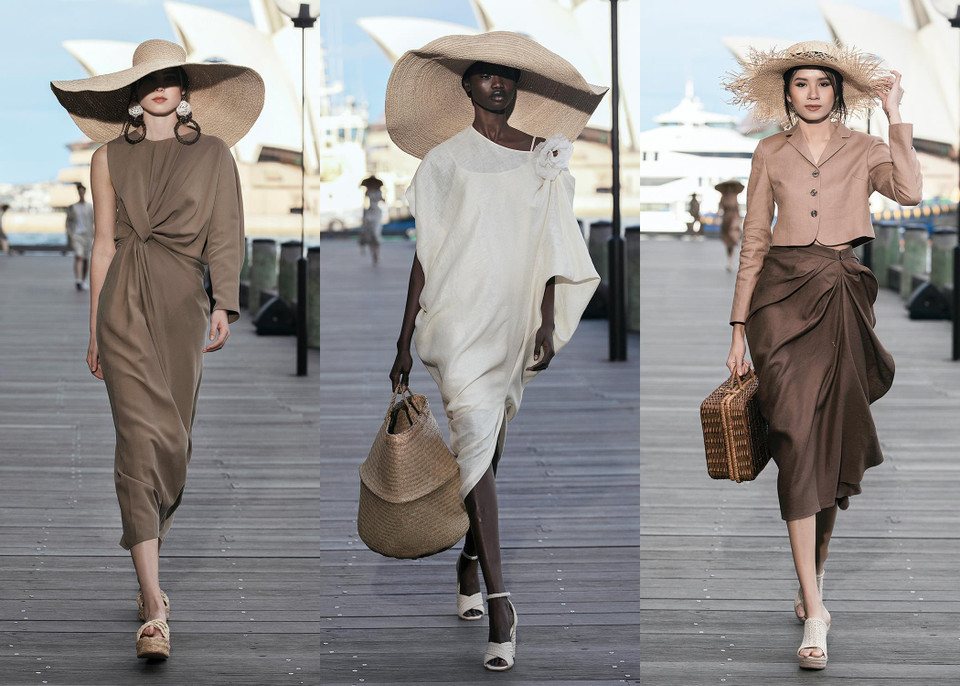 Các bộ trang phục được trình diễn trong chương trình. (Ảnh: Diệu Linh/Vietnam+)