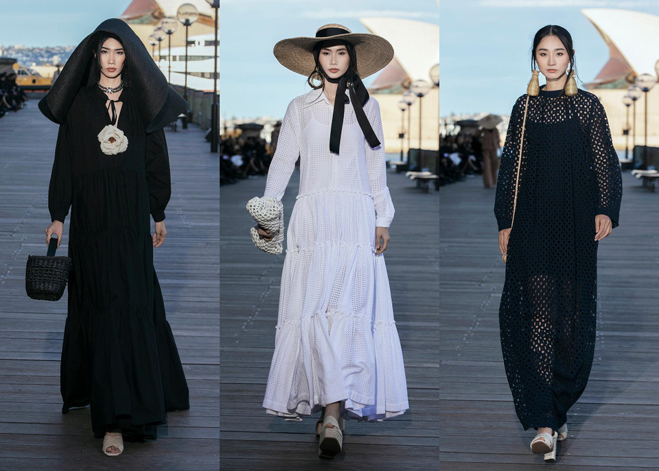 Các bộ trang phục được trình diễn trong chương trình. (Ảnh: Diệu Linh/Vietnam+)