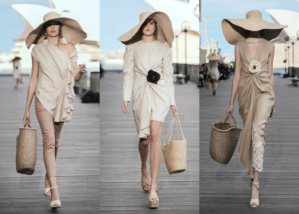 Các bộ trang phục được trình diễn trong chương trình. (Ảnh: Diệu Linh/Vietnam+)