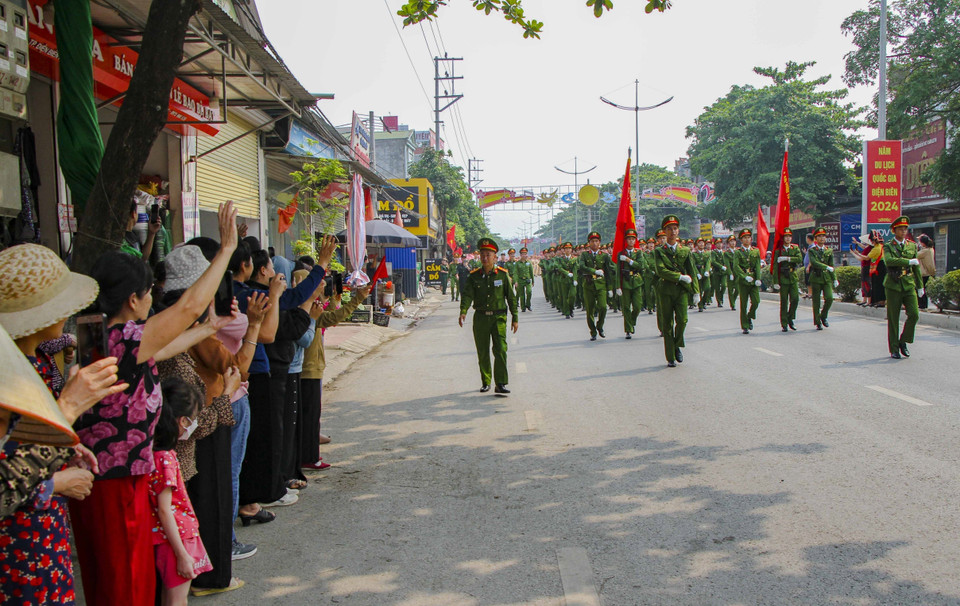Nhân dân hai bên đường Võ Nguyên Giáp động viên, cổ vũ cho các lực lượng tham gia diễu binh, diễu hành. (Ảnh: Trung Kiên/TTXVN)