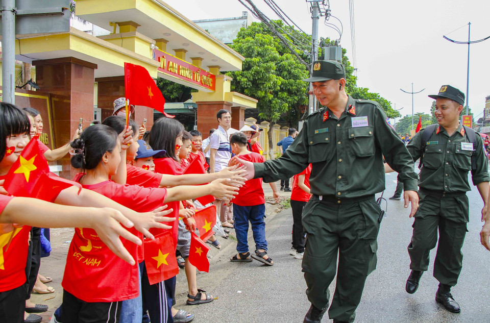 Nhân dân hai bên đường Võ Nguyên Giáp động viên, cổ vũ cho các lực lượng tham gia diễu binh, diễu hành. (Ảnh: Trung Kiên/TTXVN)
