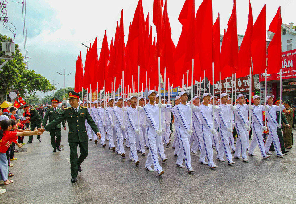 Nhân dân hai bên đường Võ Nguyên Giáp động viên, cổ vũ cho các lực lượng tham gia diễu binh, diễu hành. (Ảnh: Trung Kiên/TTXVN)