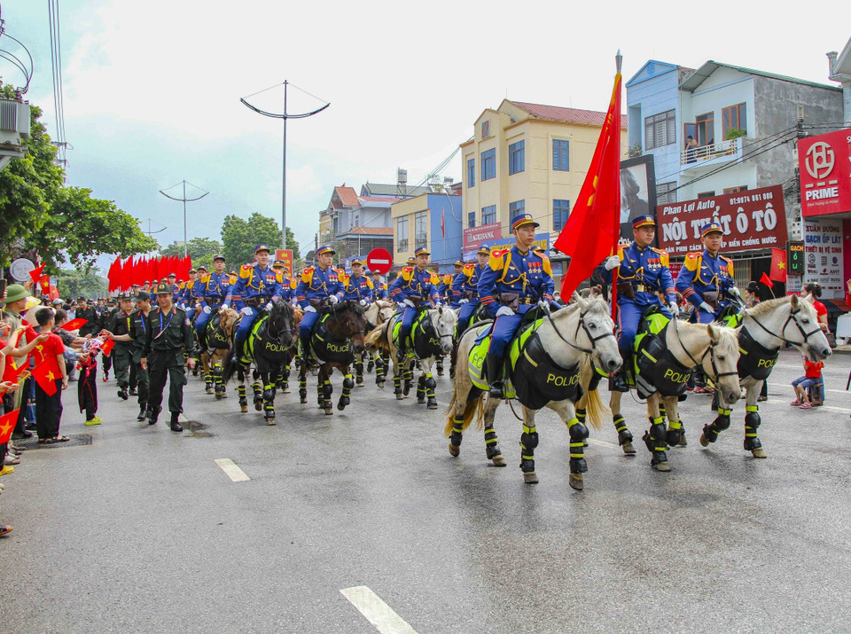 Nhân dân hai bên đường Võ Nguyên Giáp động viên, cổ vũ cho các lực lượng tham gia diễu binh, diễu hành. (Ảnh: Trung Kiên/TTXVN)