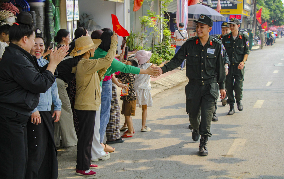 Nhân dân hai bên đường Võ Nguyên Giáp động viên các lực lượng tham gia diễu binh, diễu hành. (Ảnh: Trung Kiên/TTXVN)