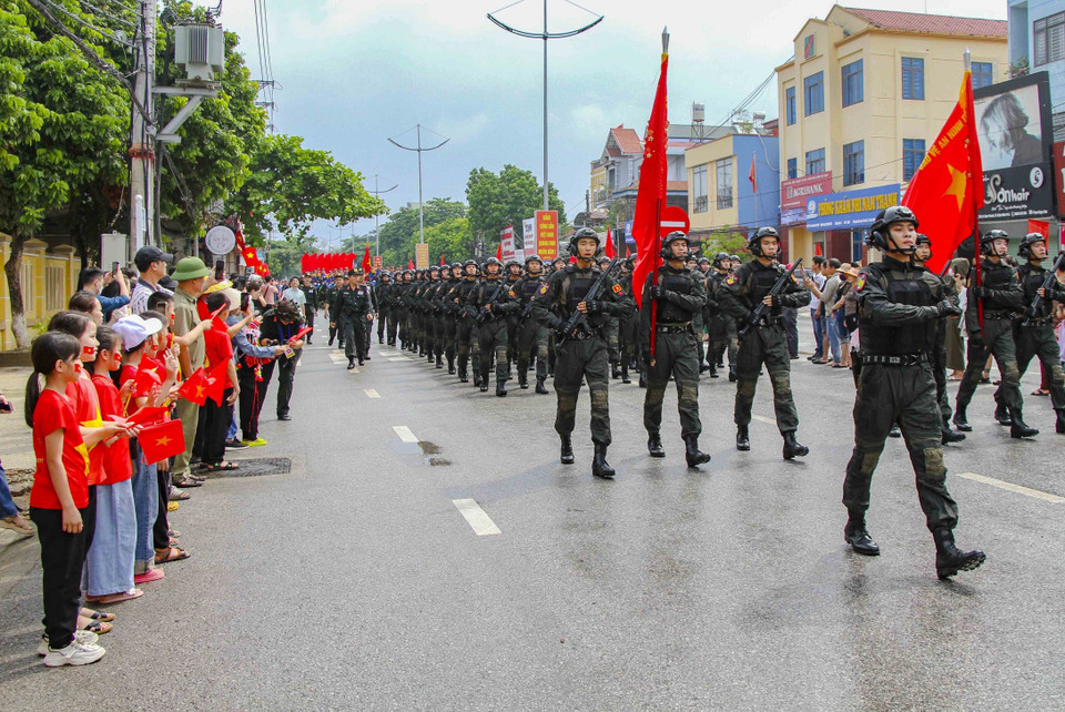 Nhân dân động viên, cổ vũ cho các lực lượng tham gia diễu binh, diễu hành. (Ảnh: Trung Kiên/TTXVN)