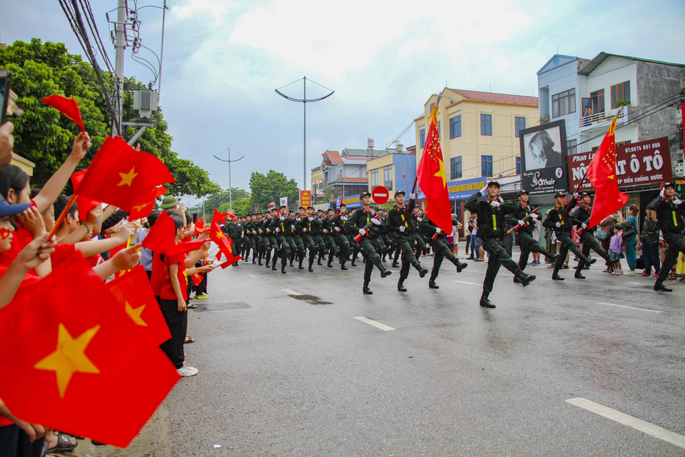 Nhân dân động viên, cổ vũ cho các lực lượng tham gia diễu binh, diễu hành. (Ảnh: Trung Kiên/TTXVN)