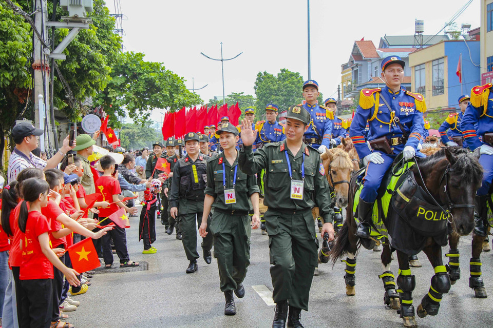 Nhân dân hai bên đường Võ Nguyên Giáp cổ vũ cho các lực lượng tham gia diễu binh, diễu hành. (Ảnh: Trung Kiên/TTXVN)