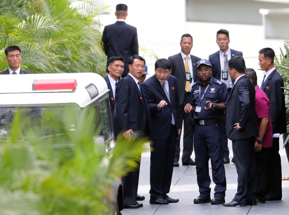 Lực lượng an ninh Triều Tiên và Singapore được triển khai tại khu vực khách sạn St. Regis Hotel, được cho là nơi lưu trú của nhà lãnh đạo Triều Tiên Kim Jong-un trong thời gian ở Singapore, ngày 10/6. (Nguồn: Yonhap/TTXVN)