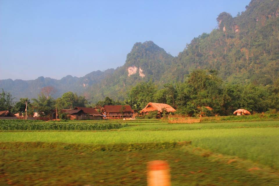Những ngôi nhà sàn vững chãi nằm ở hai bên bờ lòng hồ thủy điện. (Ảnh: Hoàng Chiên-Hùng Võ/Vietnam+)