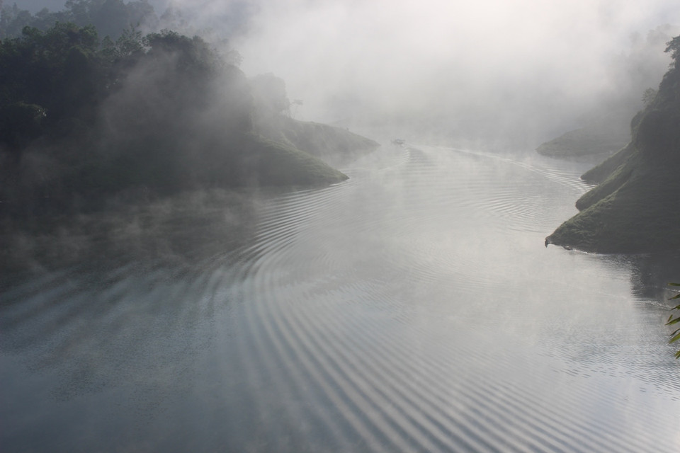 Thủy điện Tuyên Quang đã biến một phần của sông Gâm và sông Năng thành lòng hồ mênh mông nước. (Ảnh: Hoàng Chiên-Hùng Võ/Vietnam+)