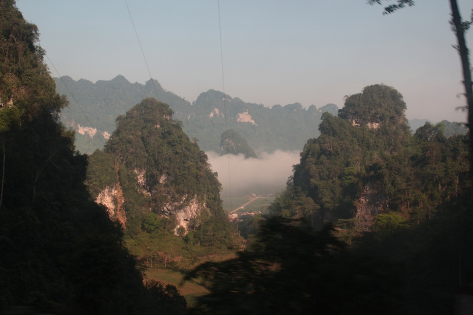Những dãy núi trải dài "ôm" trọn lòng hồ thủy điện. (Ảnh: Hoàng Chiên-Hùng Võ/Vietnam+)