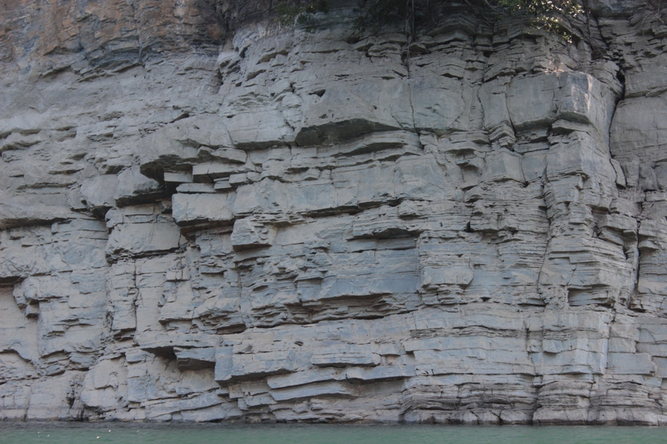 Mực nước hồ thủy điện đang xuống để lộ những bờ đá vững chãi như tường thành.(Ảnh: Hoàng Chiên-Hùng Võ/Vietnam+)