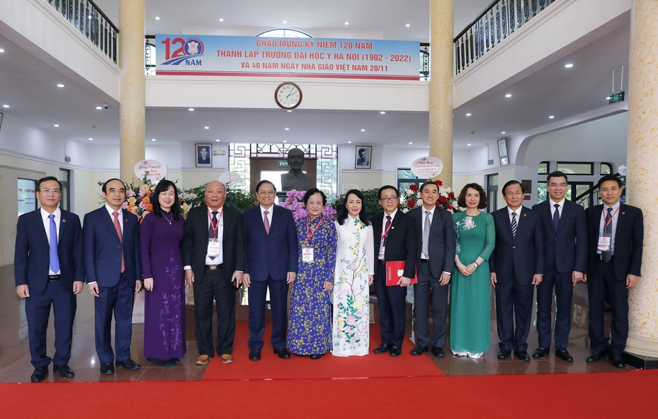 Thủ tướng Phạm Minh Chính với cán bộ, nguyên cán bộ giảng viên Trường Đại học Y Hà Nội. (Ảnh: Dương Giang/TTXVN)