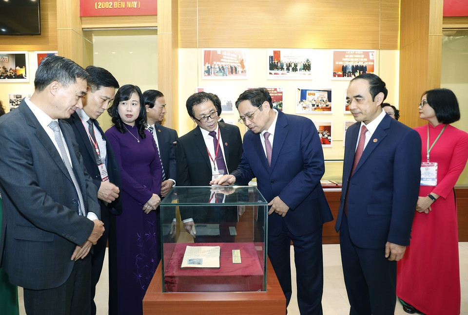 Thủ tướng Phạm Minh Chính thăm Phòng truyền thống của Trường Đại học Y Hà Nội. (Ảnh: Dương Giang/TTXVN)