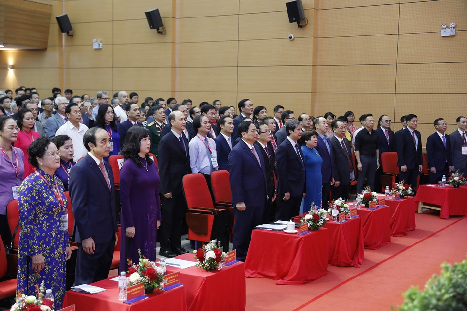 Thủ tướng Phạm Minh Chính với các đại biểu dự thực hiện nghi lễ chào cờ. (Ảnh: Dương Giang/TTXVN)