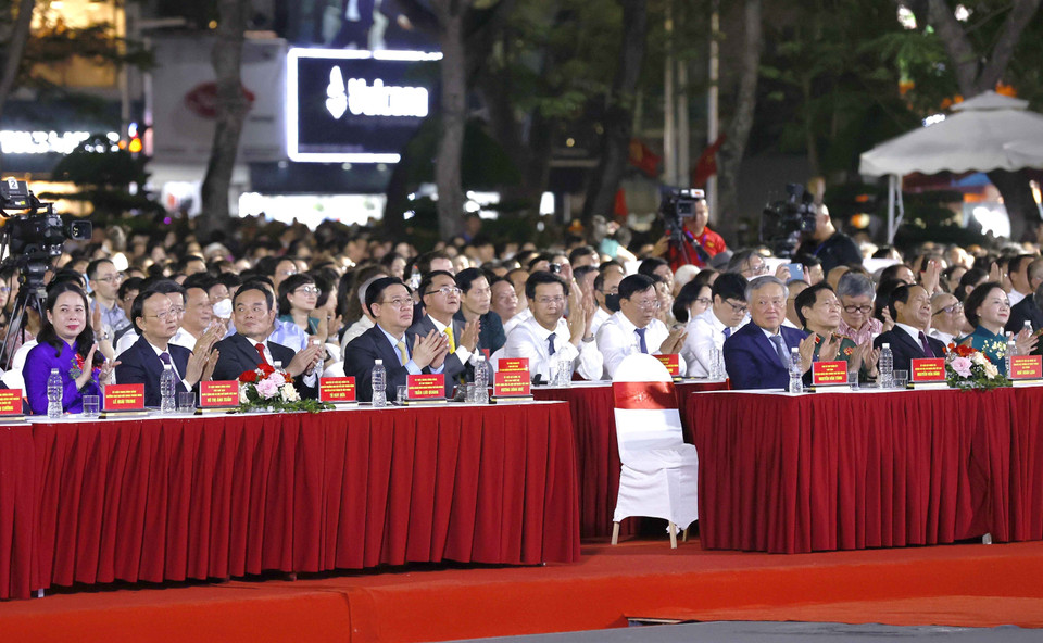 Chủ tịch Quốc hội Vương Đình Huệ và đại biểu dự Lễ hội Hoa Phượng Đỏ - Hải Phòng 2022. (Ảnh: Doãn Tấn/TTXVN)