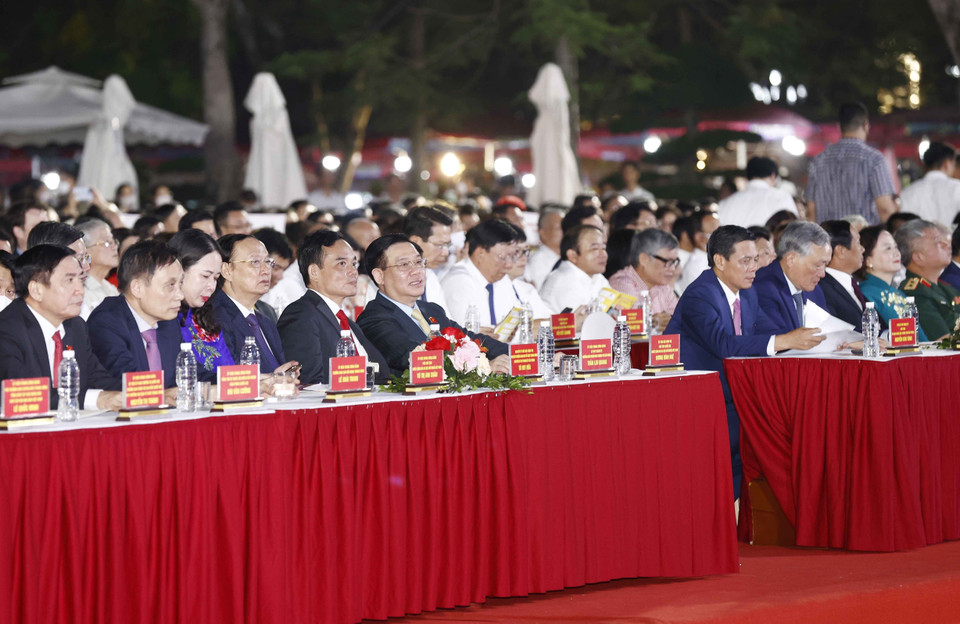 Chủ tịch Quốc hội Vương Đình Huệ và đại biểu dự Lễ hội Hoa Phượng Đỏ - Hải Phòng 2022. (Ảnh: Doãn Tấn/TTXVN)