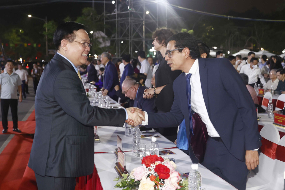 Chủ tịch Quốc hội Vương Đình Huệ với các đại biểu. (Ảnh: Doãn Tấn/TTXVN)