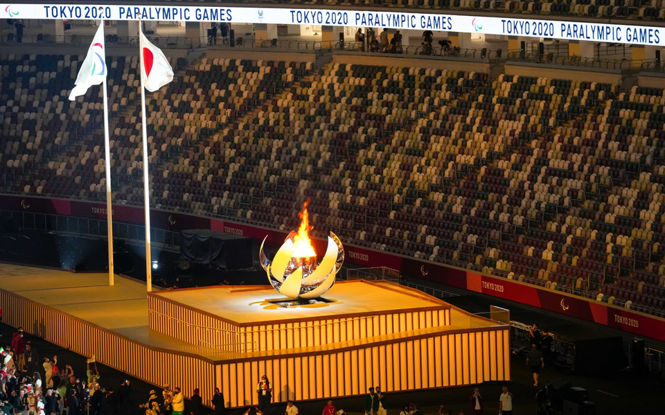 Ngọn đuốc Paralympic được thắp sáng tại Lễ khai mạc Paralympic Tokyo 2020 ở Tokyo, Nhật Bản, ngày 24/8/2021. (Ảnh: THX/TTXVN)