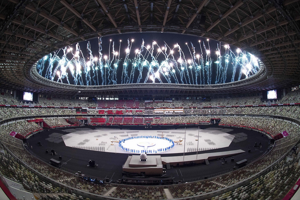 Màn trình diễn pháo hoa tại Lễ khai mạc Paralympic Tokyo 2020. (Ảnh: THX/TTXVN)