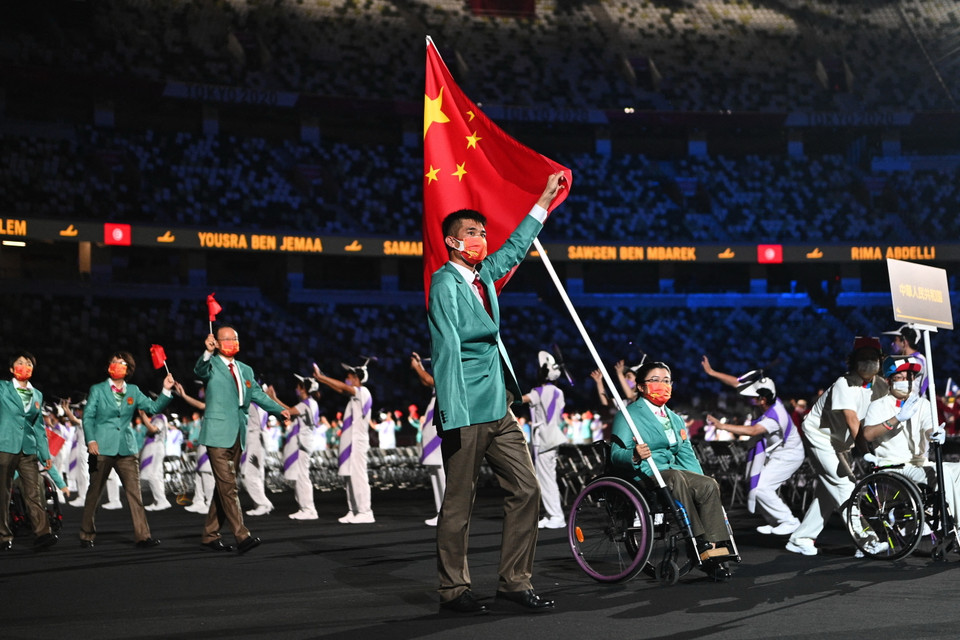 Đoàn thể thao Trung Quốc diễu hành tại Lễ khai mạc Paralympic Tokyo 2020. (Ảnh: AFP/TTXVN)