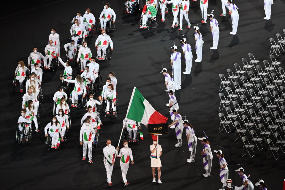 Đoàn thể thao Italy diễu hành tại Lễ khai mạc Paralympic Tokyo 2020. (Ảnh: AFP/TTXVN)