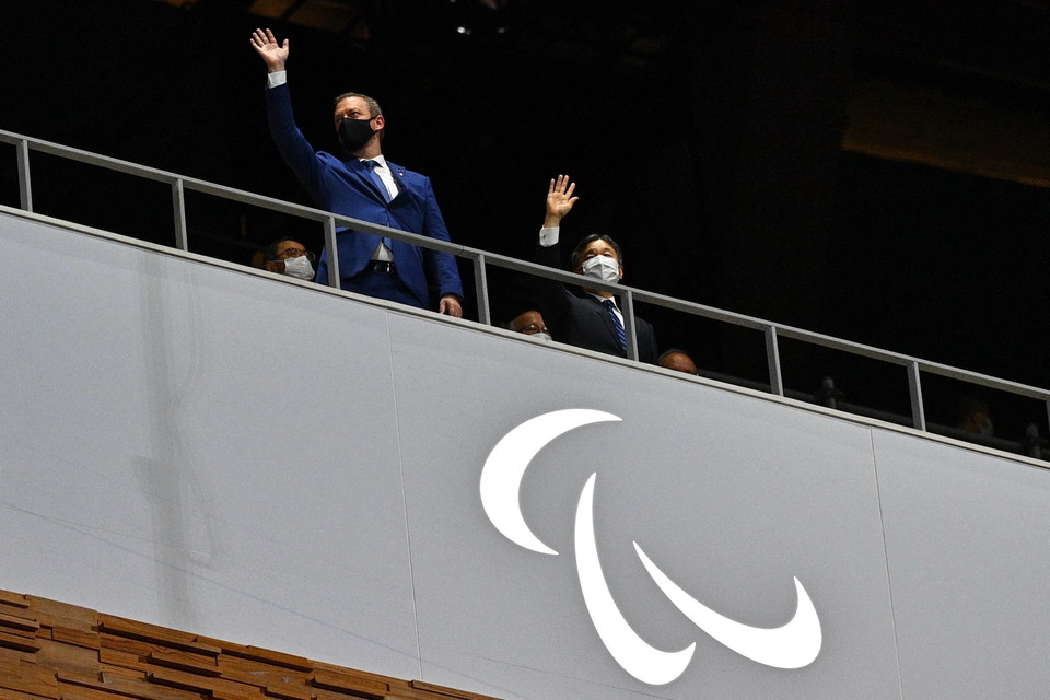 Nhật hoàng Naruhito (phải) và Chủ tịch Ủy ban Paralympic Quốc tế (IPC) Andrew Parsons dự Lễ khai mạc Paralympic Tokyo 2020. (Ảnh: AFP/TTXVN)