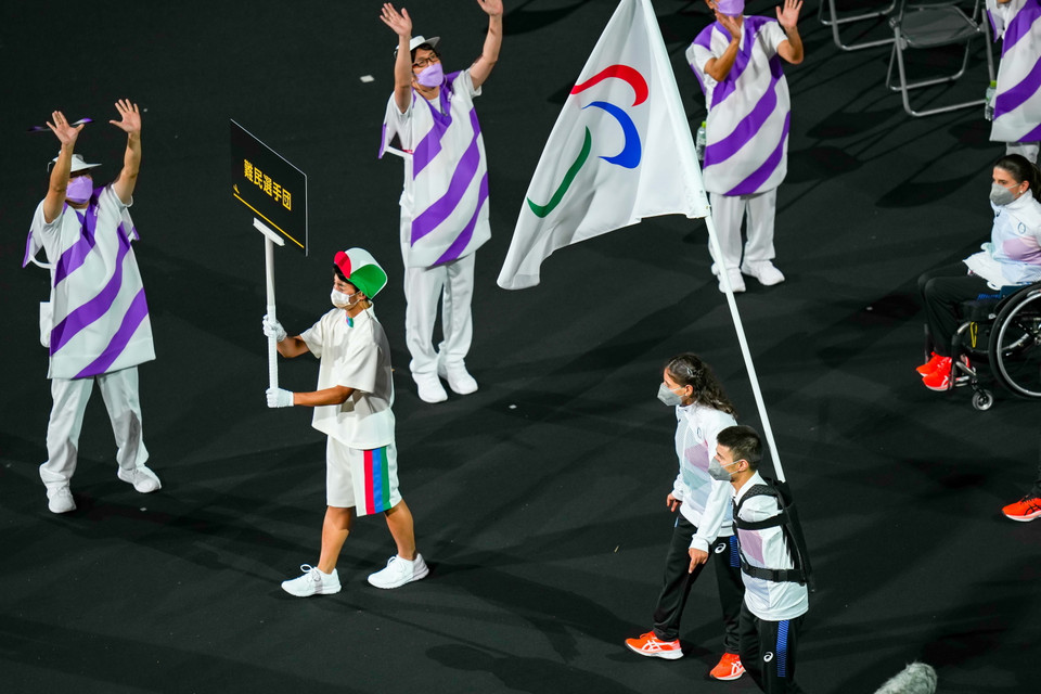 Đoàn thể thao Người tị nạn diễu hành tại Lễ khai mạc. (Ảnh: THX/TTXVN)