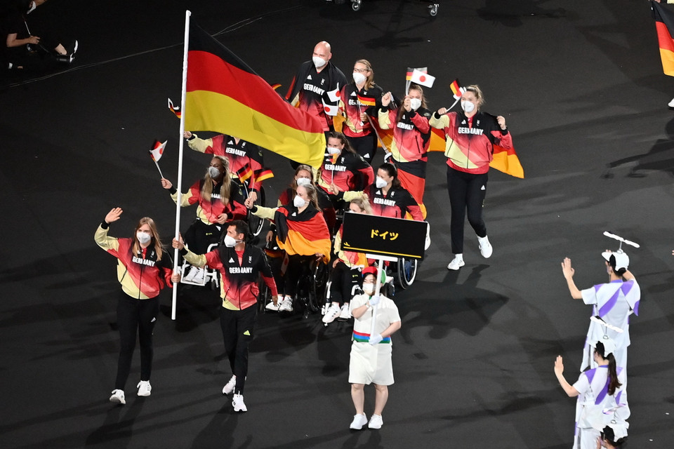 Đoàn thể thao Đức diễu hành tại Lễ khai mạc Paralympic Tokyo 2020. (Ảnh: AFP/TTXVN)
