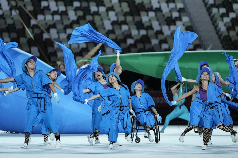 Các nghệ sỹ biểu diễn tại Lễ khai mạc Paralympic Tokyo 2020 ở Tokyo, Nhật Bản, ngày 24/8/2021. (Ảnh: AFP/TTXVN)