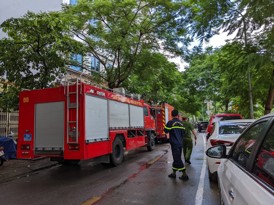 Trong quá trình tham gia chữa cháy, cứu nạn, cứu hộ, có 3 chiến sỹ cảnh sát thuộc đội Cảnh sát Phòng cháy chữa cháy và Cứu nạn cứu hộ Công an quận Cầu Giấy đã hy sinh. (Ảnh: TTXVN phát)
