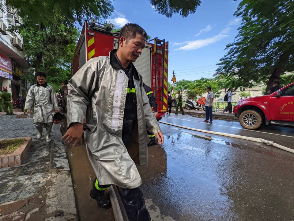 Lực lượng cứu hộ được điều đến hiện trường vụ cháy. (Ảnh: TTXVN phát)