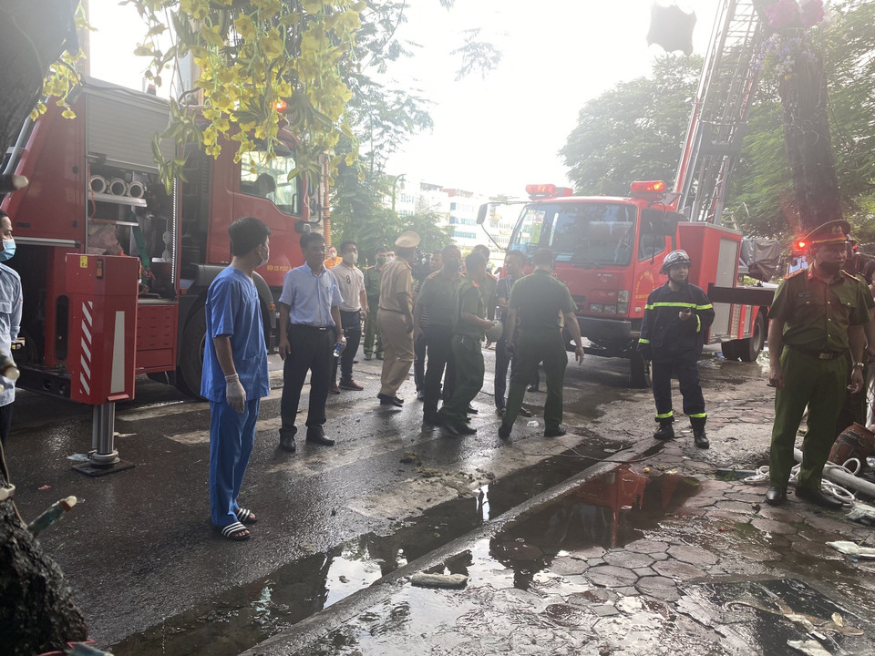 Cảnh sát phòng cháy chữa cháy và cứu nạn, cứu hộ tại hiện trường vụ cháy. (Ảnh: TTXVN phát)