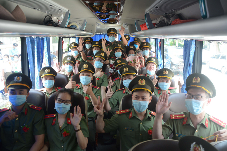 Các y, bác sĩ Bệnh viện 199 Bộ Công an (tại thành phố Đà Nẵng) thể hiện quyết tâm trước khi lên đường hỗ trợ thành phố Hồ Chí Minh phòng, chống dịch COVID-19. (Ảnh: Văn Dũng/TTXVN)