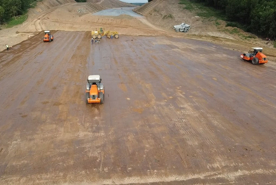 Nhiều phương tiện, máy móc tham gia lu nền đường tại gói thầu số 2, cao tốc Phan Thiết-Dầu Giây, đoạn qua tỉnh Bình Thuận. (Ảnh: Công Phong/TTXVN).